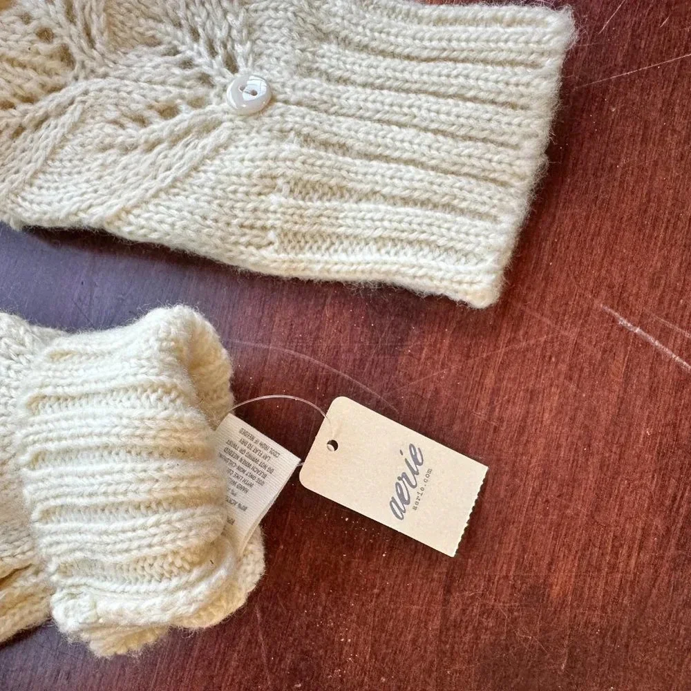 Set Bundle of 4 Knit Hats & NWT Aerie Gloves